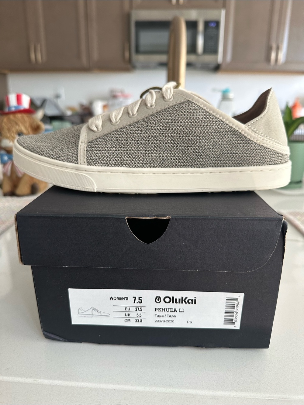 OluKai Pehuea Li Low-Top Sneaker in Sand and Cream Tapa 7.5 women’s